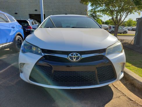 Used 2017 Toyota Camry SE image 2