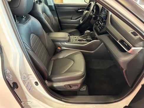 Used 2022 Toyota Highlander XLE AWD/4WD image 16