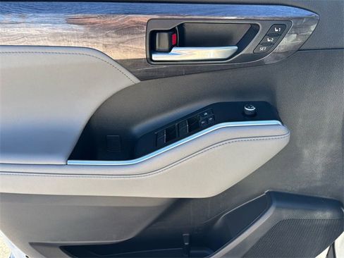 Used 2022 Toyota Highlander Limited image 11