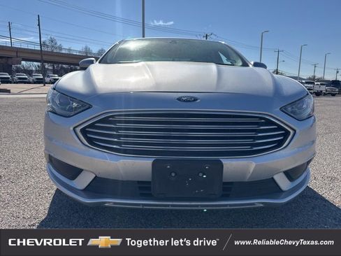 Used 2017 Ford Fusion SE w/ Fusion SE Technology Package image 2