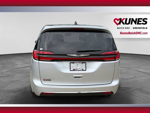 Used 2024 Chrysler Pacifica Touring-L FWD image 9