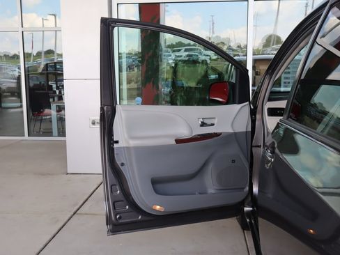 Used 2014 Toyota Sienna XLE w/ XLE Premium Package FWD image 13