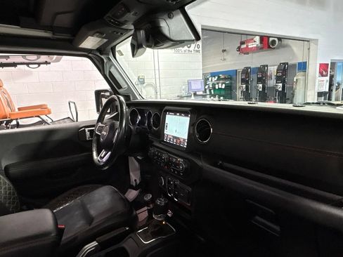 Used 2022 Jeep Wrangler Unlimited Sahara AWD/4WD image 31
