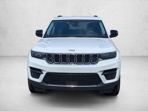 Used 2024 Jeep Grand Cherokee Laredo AWD/4WD image 2