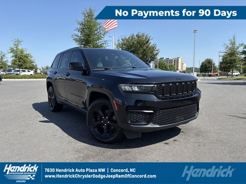 Used 2023 Jeep Grand Cherokee Altitude RWD image 1