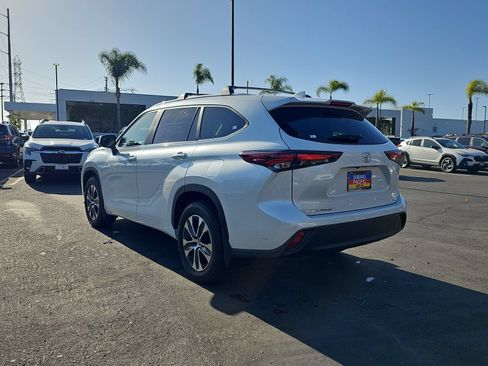 Used 2024 Toyota Highlander XLE FWD image 5