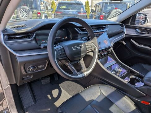 Used 2023 Jeep Grand Cherokee Limited w/ Black Appearance Package image 13