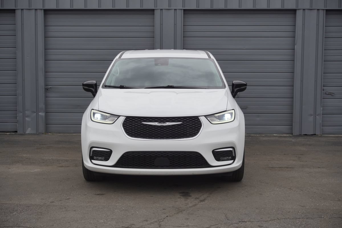 Used 2024 Chrysler Pacifica Touring-L AWD/4WD image 4