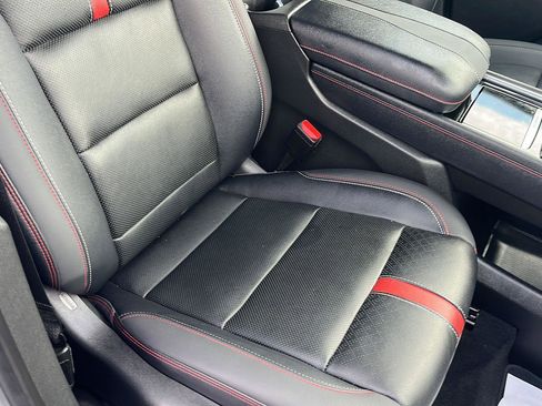 Used 2025 Chevrolet Traverse RS image 33