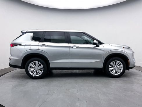 New 2025 Mitsubishi Outlander ES image 8