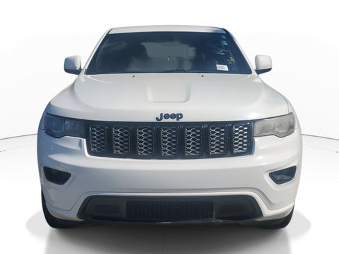 Used 2019 Jeep Grand Cherokee Altitude image 2