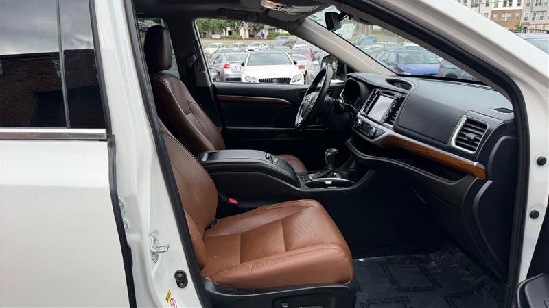 Used 2019 Toyota Highlander Limited AWD/4WD image 15