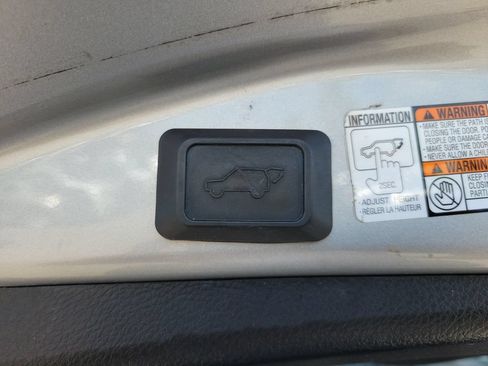 Used 2018 Toyota RAV4 XLE FWD image 9