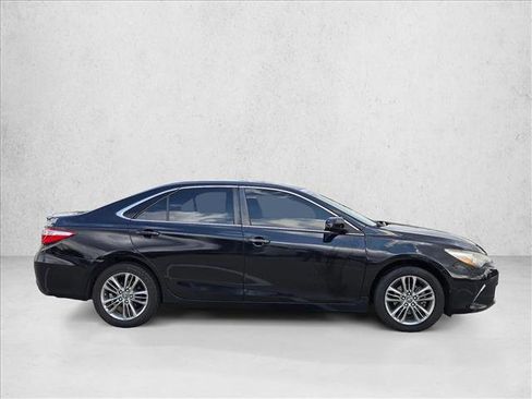 Used 2017 Toyota Camry SE image 4
