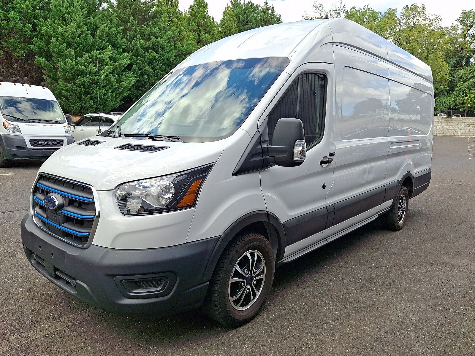 Used 2022 Ford E-Transit 148 High Roof Extended RWD image 3