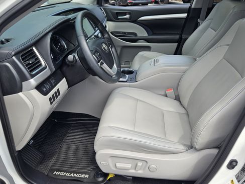 Certified 2019 Toyota Highlander XLE FWD image 14