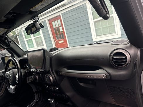 Used 2018 Jeep Wrangler Sport image 9