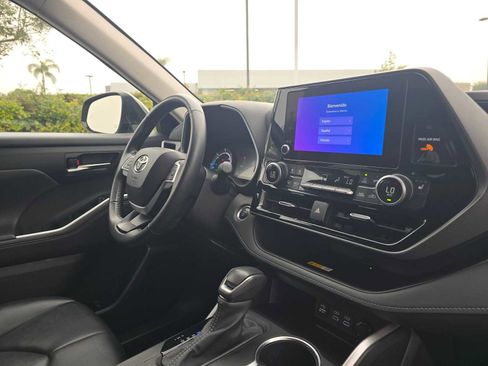 Certified 2024 Toyota Highlander XLE image 10