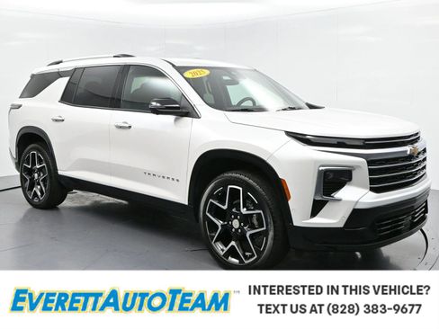 Used 2025 Chevrolet Traverse High Country FWD image 1