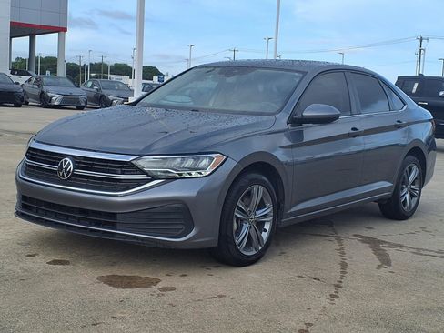 Used 2024 Volkswagen Jetta SE FWD image 3