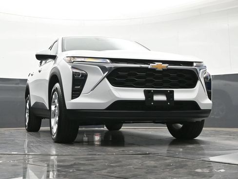 Certified 2025 Chevrolet Trax LS w/ LS Convenience Package FWD image 30