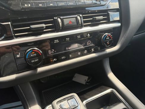 Used 2025 Nissan Pathfinder SL AWD/4WD image 28