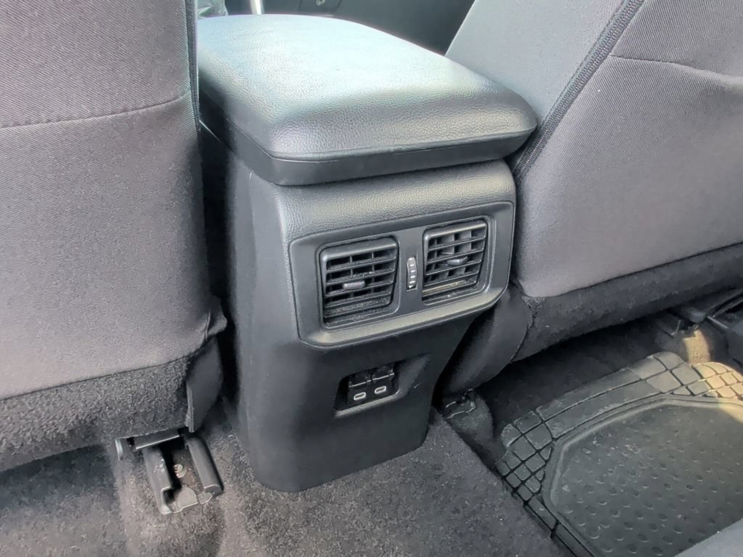 Used 2024 Toyota RAV4 XLE FWD image 33