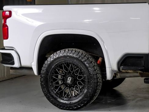 Used 2024 Chevrolet Silverado 2500 LT AWD/4WD image 7