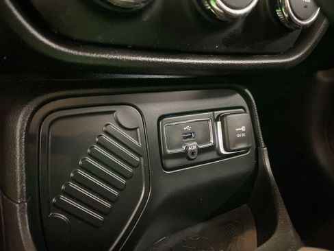 Used 2015 Jeep Renegade Sport w/ Power & Air Group FWD image 28