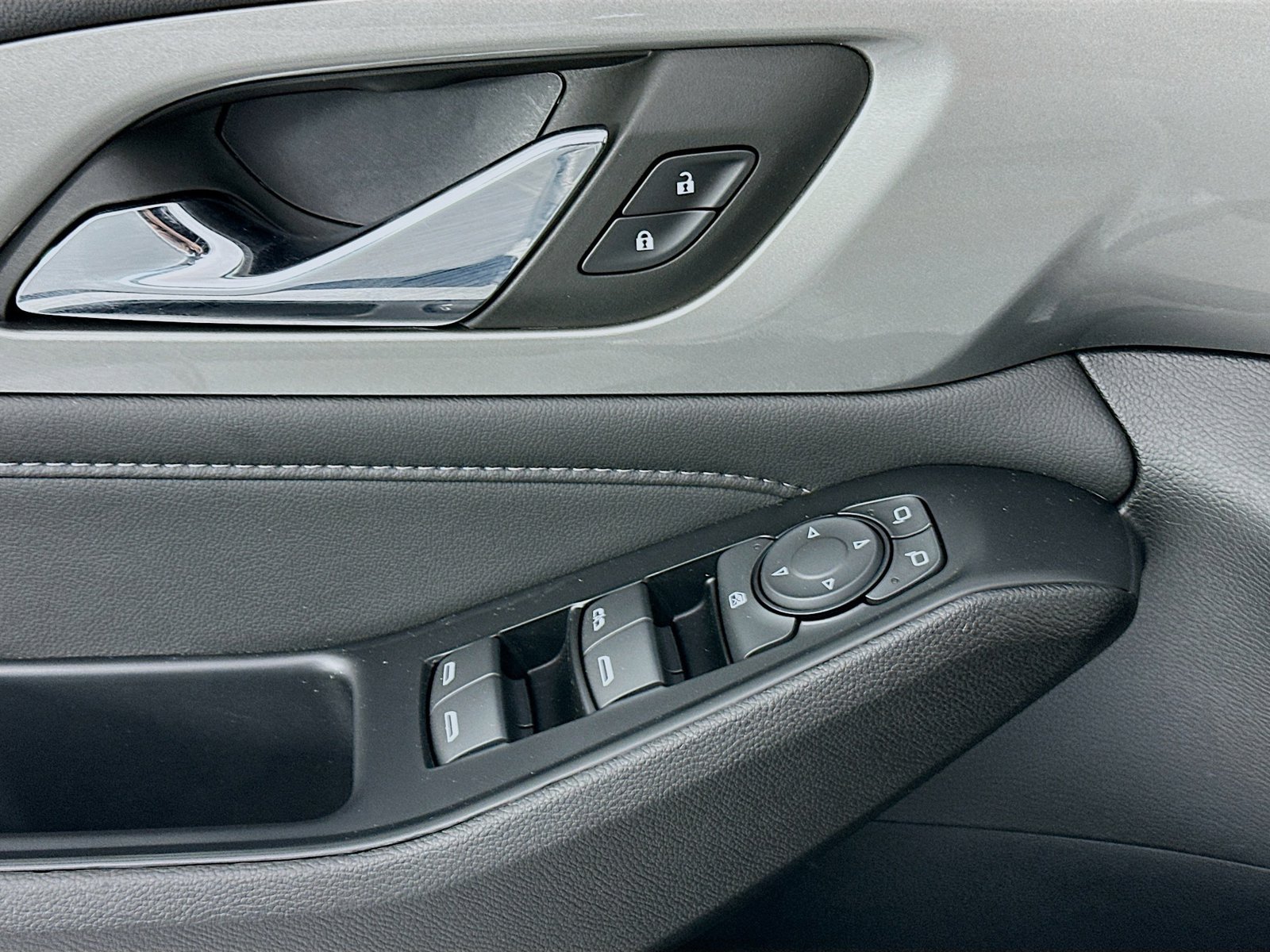 Used 2023 Chevrolet Traverse LT FWD image 23