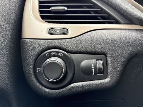 Used 2016 Jeep Cherokee Sport w/ Cold Weather Group AWD/4WD image 23