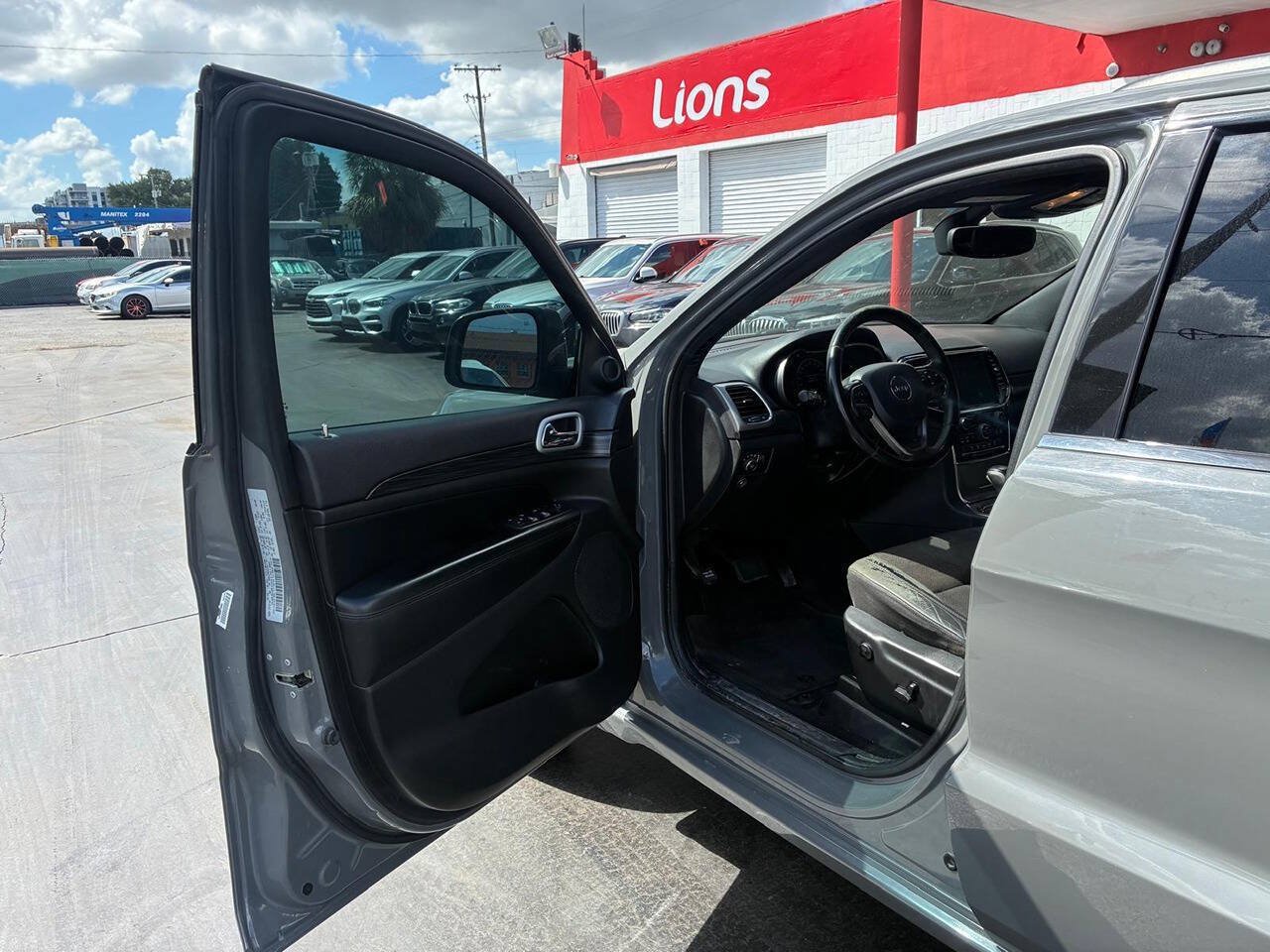 Used 2019 Jeep Grand Cherokee Altitude AWD/4WD image 3