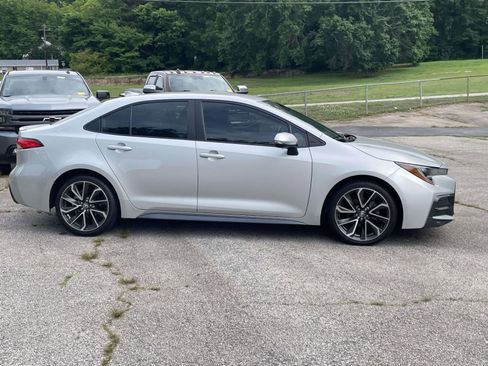 Used 2022 Toyota Corolla SE FWD image 2