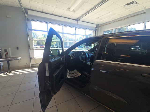 Used 2015 Jeep Grand Cherokee Altitude RWD image 16