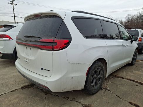 Used 2025 Chrysler Pacifica Premium image 10