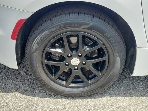 Used 2017 Chrysler Pacifica Touring Plus FWD image 6