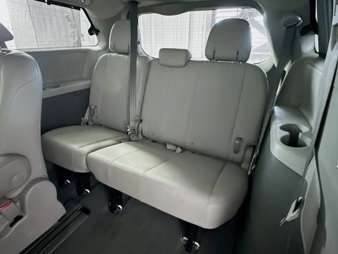 Used 2020 Toyota Sienna XLE image 29