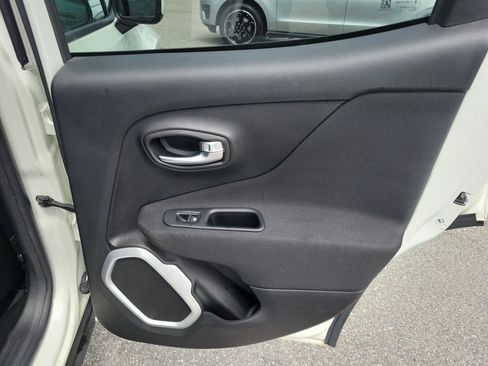 Used 2018 Jeep Renegade Latitude w/ Cold Weather Group image 25