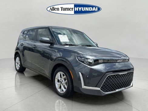 Used 2024 Kia Soul LX w/ Option Group 015 FWD image 2