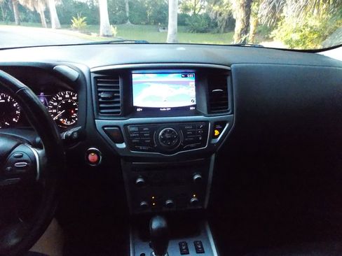 Used 2018 Nissan Pathfinder SL w/ Midnight Edition Package image 19