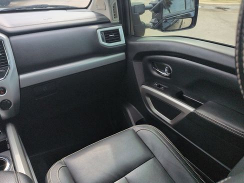 Used 2019 Nissan Titan PRO-4X w/ Pro-4x Convenience Package AWD/4WD image 16