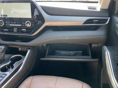 Certified 2025 Toyota Highlander Limited AWD/4WD image 18