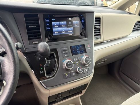 Used 2015 Toyota Sienna LE image 16