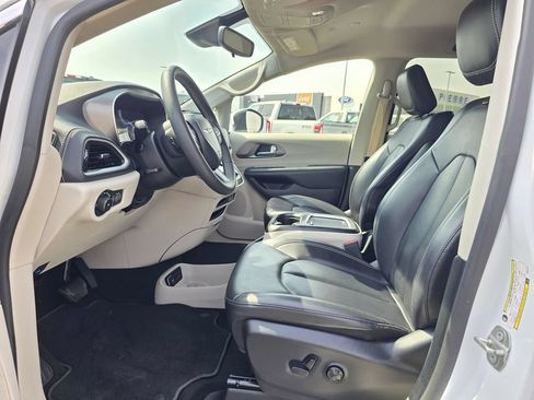 Used 2023 Chrysler Pacifica Touring-L FWD image 10