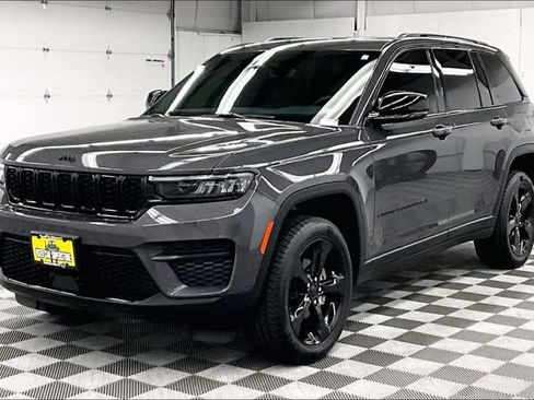 Used 2024 Jeep Grand Cherokee Altitude AWD/4WD image 12