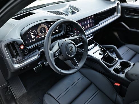 New 2026 Porsche Cayenne Turbo image 4