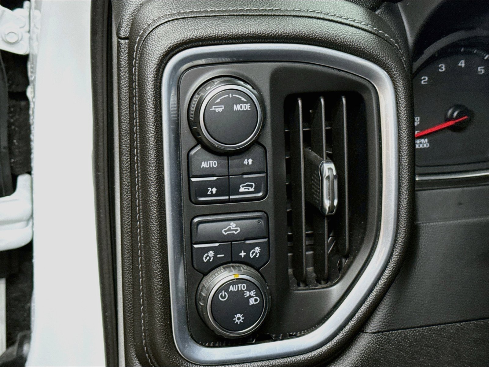 Used 2020 Chevrolet Silverado 1500 LT w/ Trailering Package AWD/4WD image 12