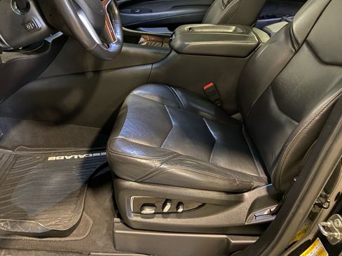 Used 2019 Cadillac Escalade Premium Luxury w/ Escalade Sport Edition image 13