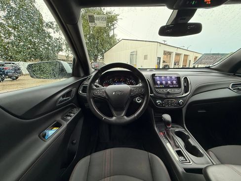 Used 2022 Chevrolet Equinox RS w/ Infotainment Package FWD image 2