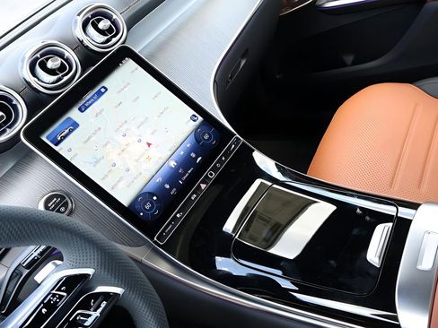 Used 2025 Mercedes-Benz GLC 300 4MATIC image 22